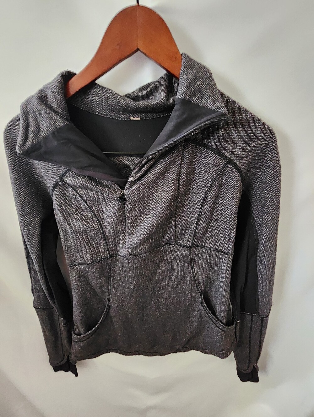 Lululemon 1/2 Zip Pullover. Size 6